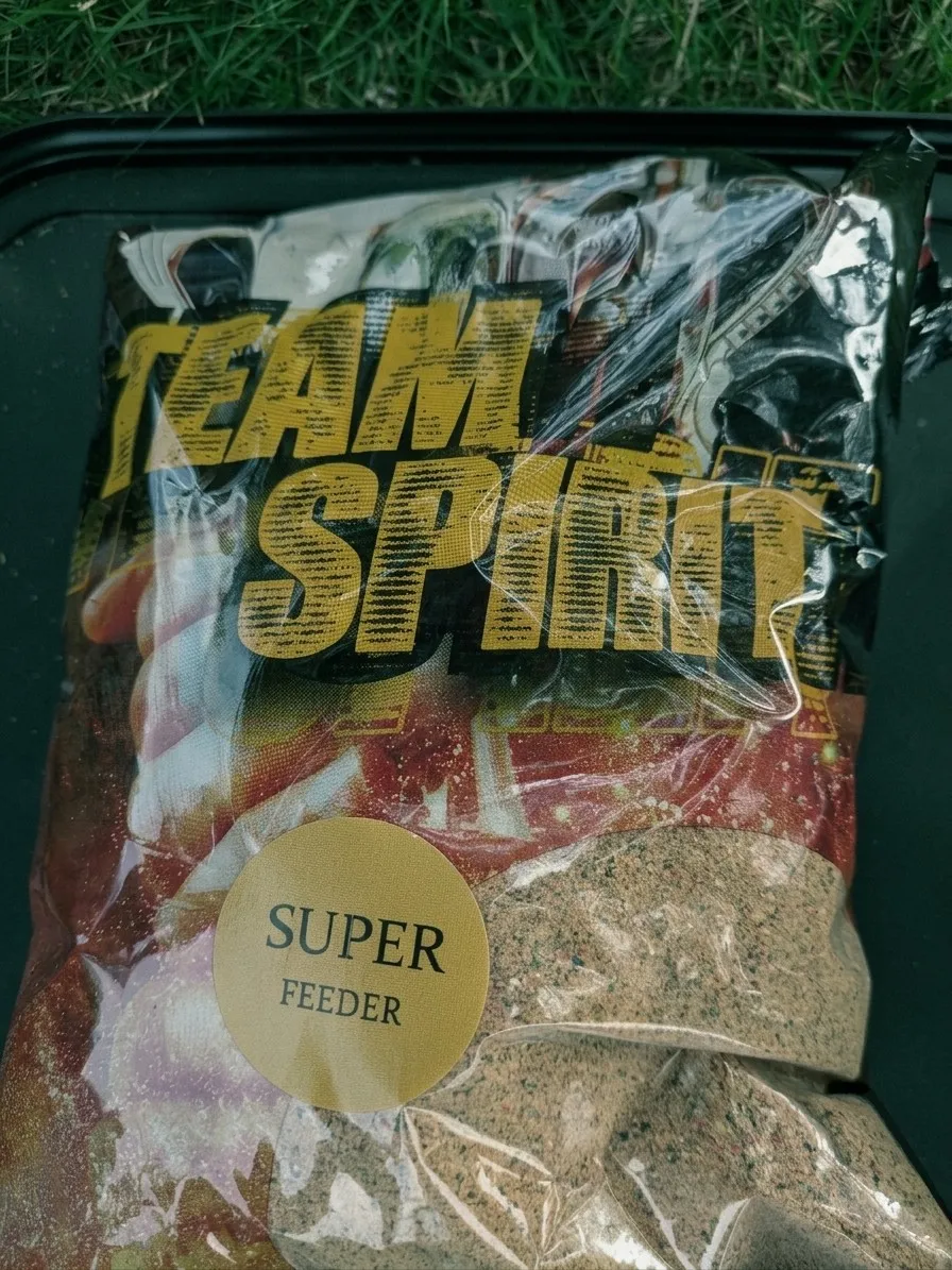 Een zak Team Spirit Super Feeder voer in een voerbak
