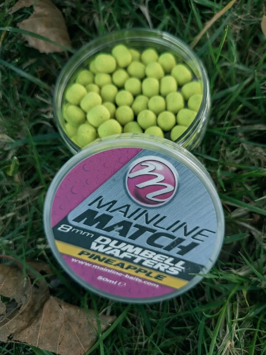 Een geopend potje Mainline Match dumbbell wafters van 8 mm in geel, met de smaak pineapple